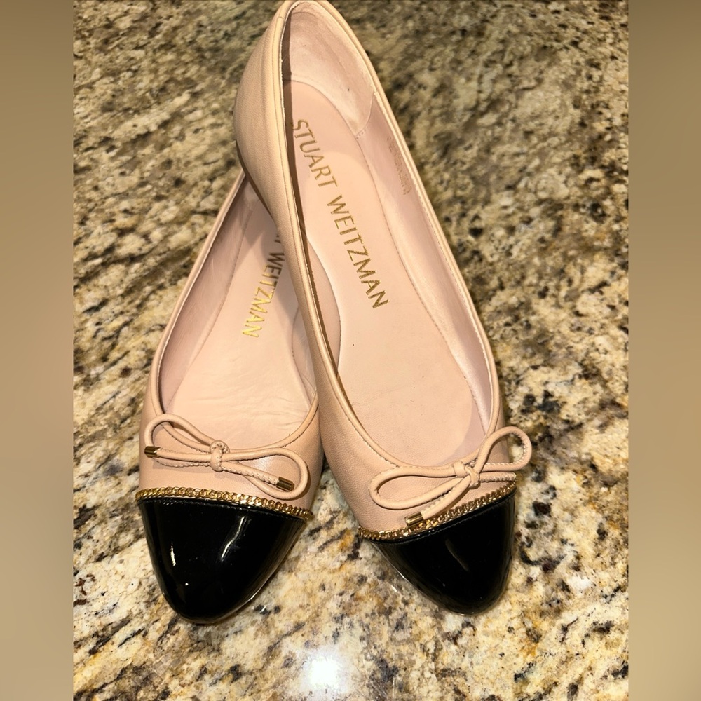 Stuart Weitzman Nude and Black Cap-Toe Flats EUC
